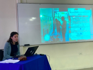 La profesora Luz Martínez, realiza el proyecto educativo de murales artísticos &quot;Reinterpretando para colaborar&quot;.