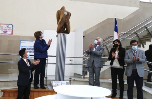 Académica Pía Schulze inaugura escultura &quot;Elpis y la Vara de Esculapio &quot; en Hospital base San José de Osorno