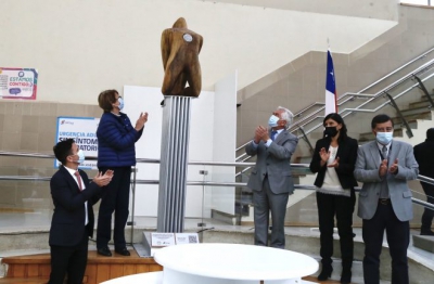 Académica Pía Schulze inaugura escultura &quot;Elpis y la Vara de Esculapio &quot; en Hospital base San José de Osorno